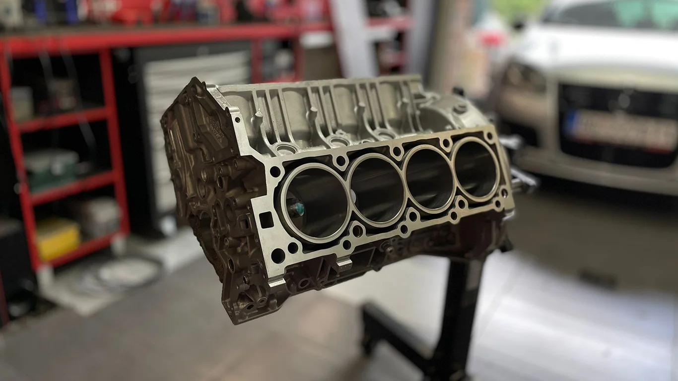 Mehanika vozila u servisu MladenovicMotorsport, Beograd